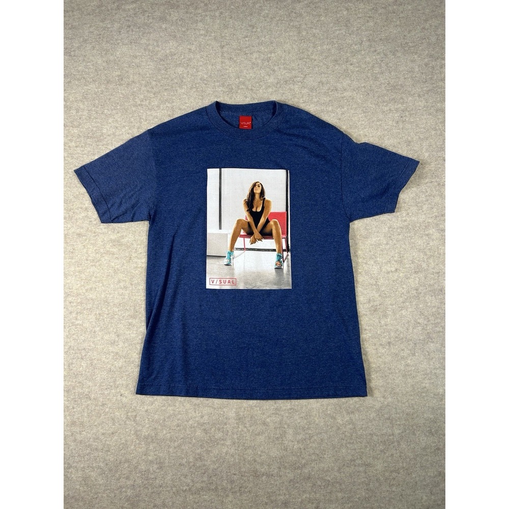 😍V/sual Shirt Blue Size Large- Model On Bench 🤩🍒🍑